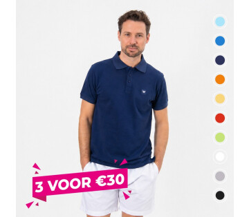 Een model draagt de Cappuccino Polo Plain Pique in de kleur navy. De polo is verkrijgbaar in 10 verschillende kleuren. 