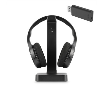 Zwarte draadloze tv-hoofdtelefoon op oplaadstation met USB-dongel – Hama model voor ruisvrije tv-ervaring.