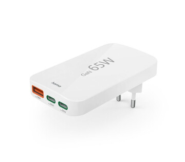 Zwarte 65W USB-oplader met twee USB-C-poorten en één USB-A-poort inclusief stroomkabel op een witte achtergrond.