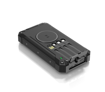 Zwarte rugged powerbank met draadloze oplaadfunctie bovenop, geïntegreerde kabels en USB-poorten. Compact outdoor ontwerp met LED-indicator en stevige behuizing.