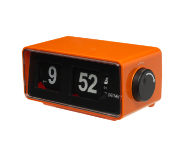 Oranje Denver CR-425 retro wekkerradio met flipklok en duidelijk display op witte achtergrond.