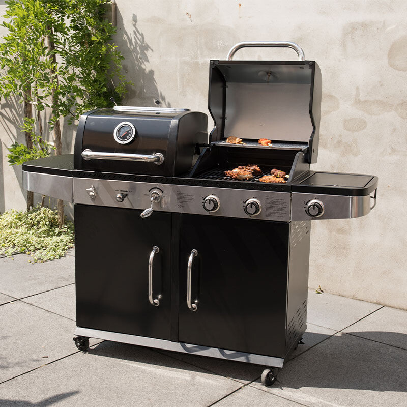 De SUMM Magnus Hybride Barbecue Gas & Houtskool staat in de tuin.