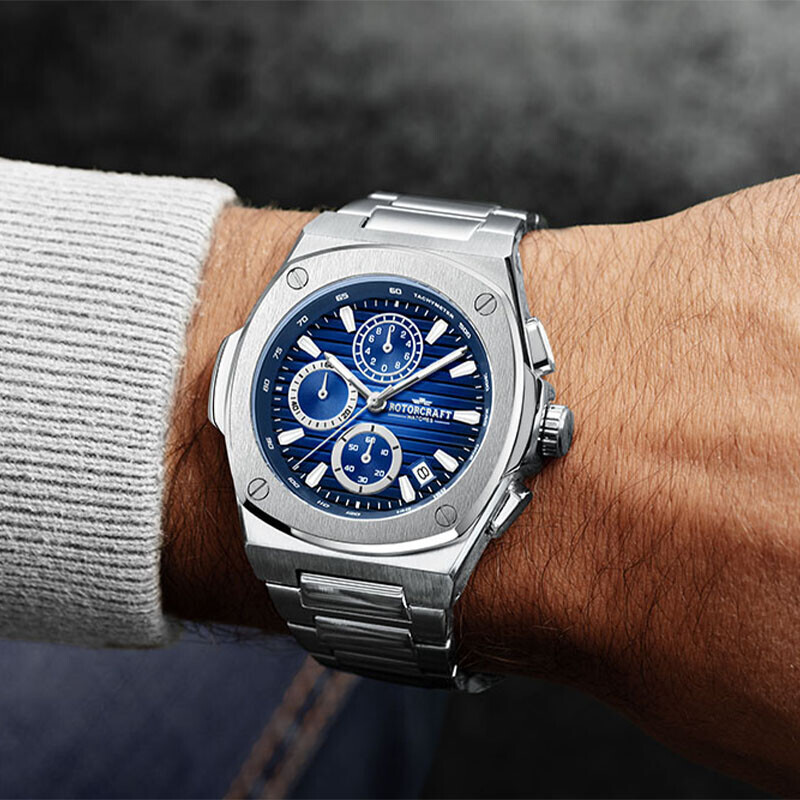 Rotorcraft Arcane horloge met blauwe wijzerplaat en zilverkleurige band gedragen om de pols.
