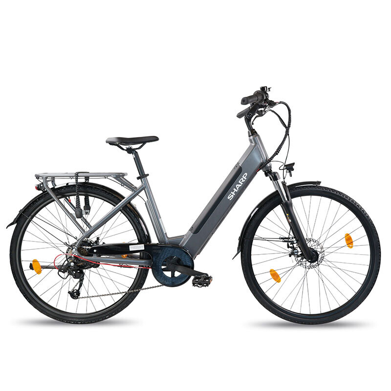 Sharp elektrische stadsfiets donkergrijs vrijstaand op lichte achtergrond zijaanzicht.