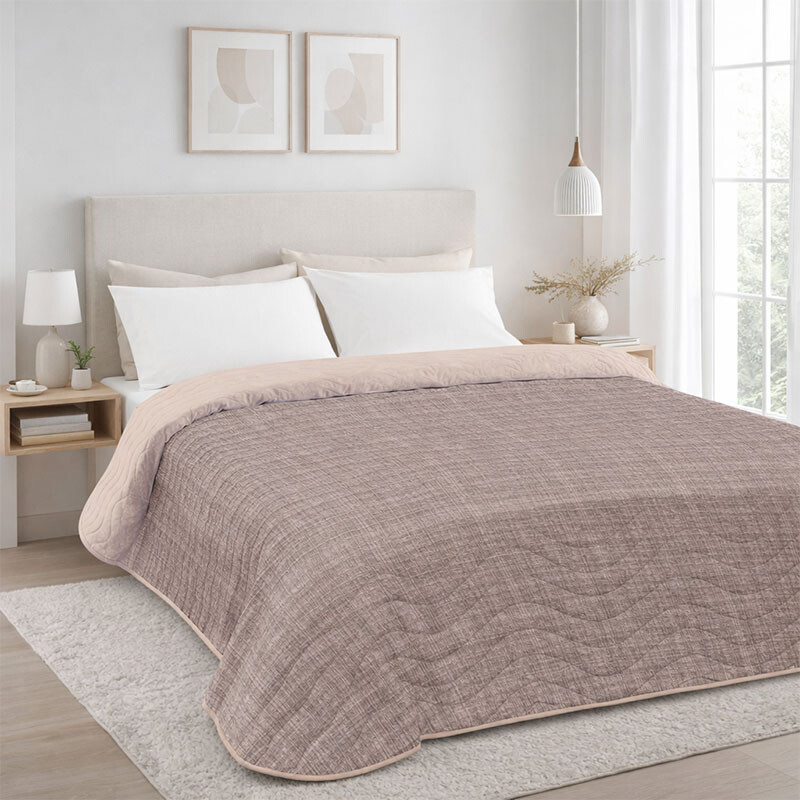 Zomerdekbed in taupe en zandroze kleur op bed, tweezijdig design