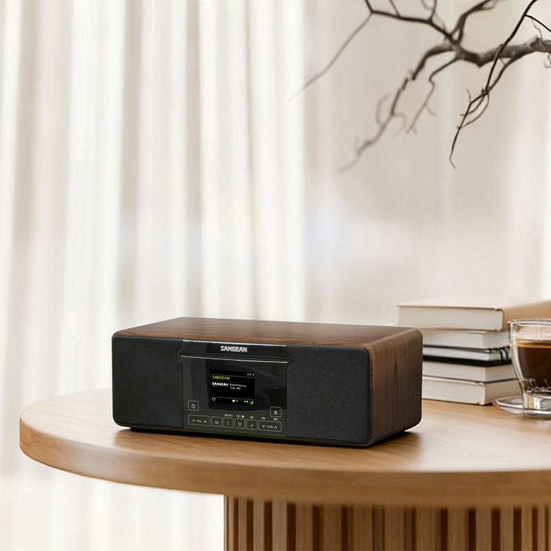Sangean internetradio en cd-speler stijlvol geplaatst op houten tafel in modern interieur