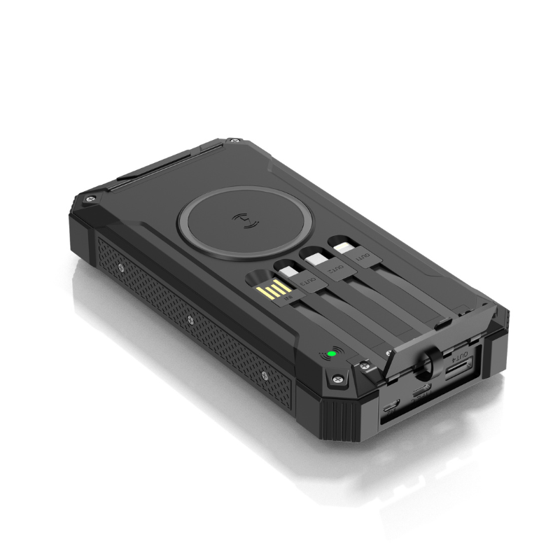 Zwarte rugged powerbank met draadloze oplaadfunctie bovenop, geïntegreerde kabels en USB-poorten. Compact outdoor ontwerp met LED-indicator en stevige behuizing.