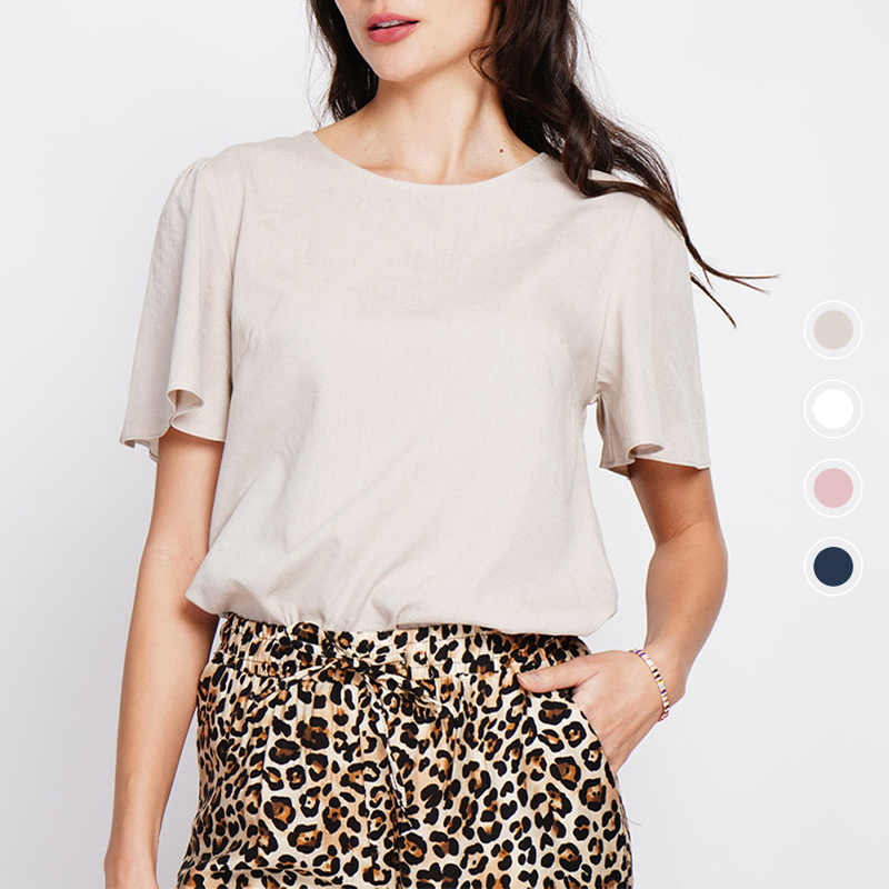 Beige damesblouse met korte mouwen gecombineerd met panterprint rok, voorkant