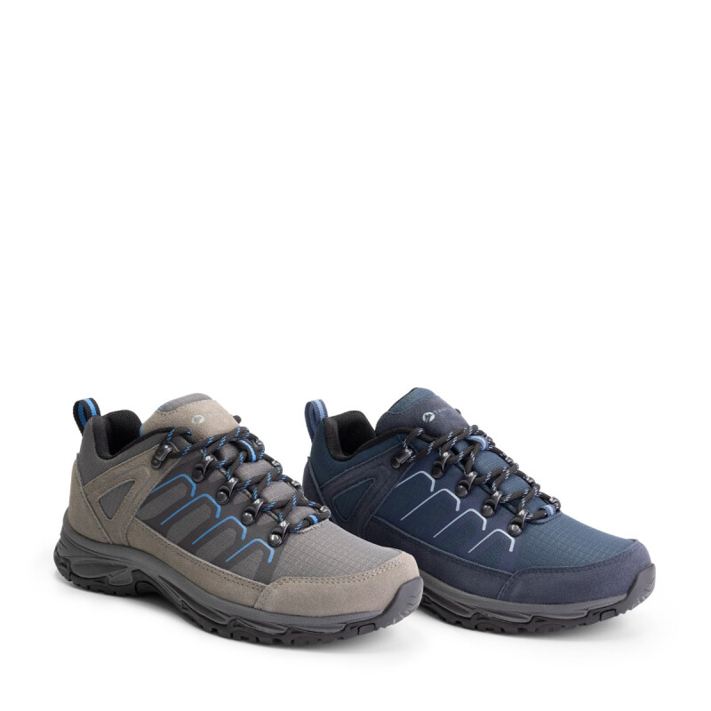 Blauwe en grijze Travelin wandelschoenen naast elkaar met sportief design en stevige zolen.