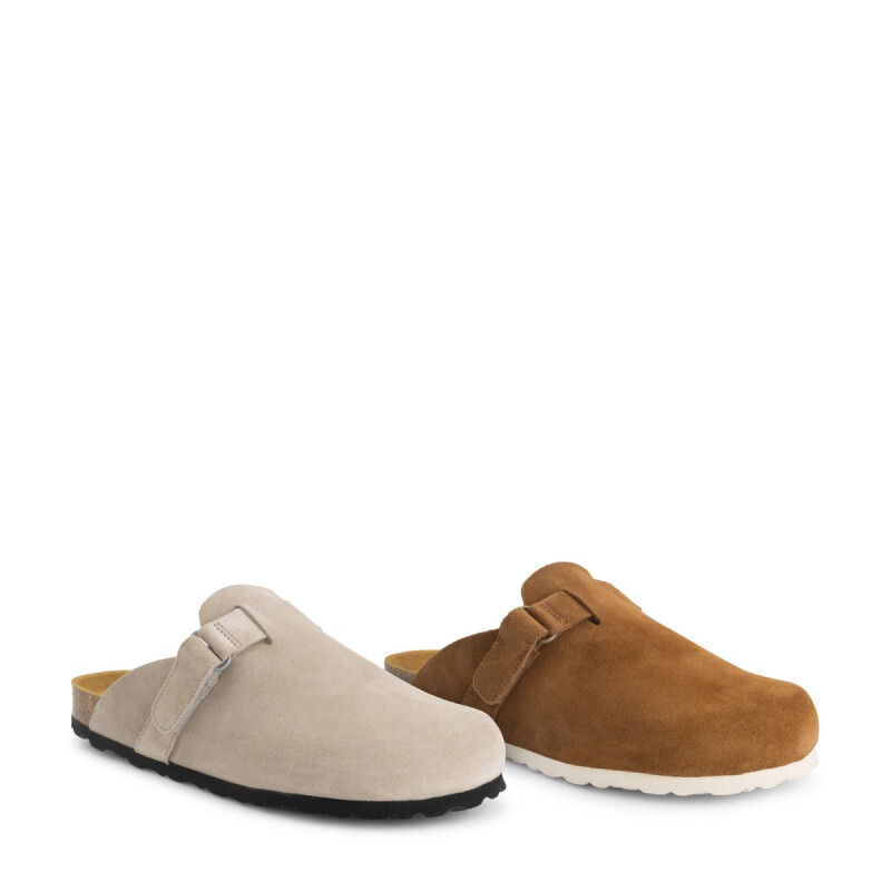 Travelin’ Suede Clog in grijs en bruin naast elkaar.
