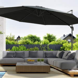 De luxe hangende parasol XXL staat uitgeklapt in de tuin en werpt schaduw over een loungeset. 