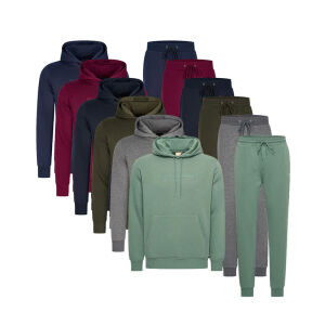Het Mario Russo Joggingspak Anselm is verkrijgbaar in verschillende kleuren.  Het Mario Russo Joggingspak Anselm is verkrijgbaar in verschillende kleuren.