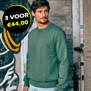 Het model draagt de Mario Russo Sweater Ronde Nek in groen met alle kleuren opties