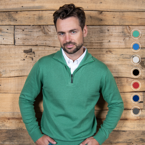 Een model draagt de Cappuccino Trui met Kraag en Rits Como in de kleur groen, daarnaast staan alle kleuren opties. Een model draagt de Cappuccino Trui met Kraag en Rits Como in de kleur groen, daarnaast staan alle kleuren opties.