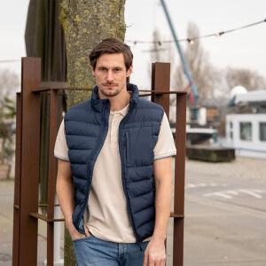 Een man draagt de Mario Russo bodywarmer in de kleur marineblauw. Een man draagt de Mario Russo bodywarmer in de kleur marineblauw.