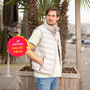 Een man draagt de Mario Russo bodywarmer in de kleur beige, de bodywarmer is verkrijgbaar in crème en marineblauw. 