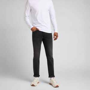 Een man draagt de Lee Jeans Daren Asphalt Rocker. 