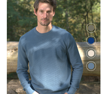 Model draagt de Mario Russo Waffle Pullover in de kleur petrol met de 3 kleuren opties