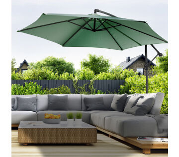 De 909 Outdoor Hangende Parasol in de kleur groen werpt schaduw over een loungeset. De 909 Outdoor Hangende Parasol in de kleur groen werpt schaduw over een loungeset.