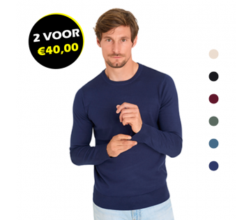 Het model draagt de Mario Russo Pullover Ronde Hals in de kleur marineblauw  met alle kleuren opties