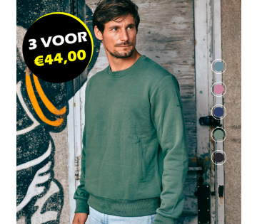 Het model draagt de Mario Russo Sweater Ronde Nek in groen met alle kleuren opties