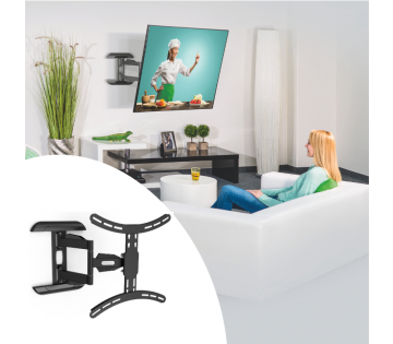 Een modern ingerichte woonkamer met een vrouw die zit op een witte bank en kijkt naar een televisie aan de muur, waarop een kookprogramma wordt getoond. De kamer is eenvoudig gedecoreerd met een grote plant, een minimalistisch tv-meubel en een paar kleine