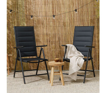 De Premium Tuinstoelen met Padding staan op een terras. Links staat de zwarte variant en rechts de antraciet. De Premium Tuinstoelen met Padding staan op een terras. Links staat de zwarte variant en rechts de antraciet.