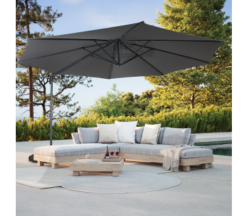 De Lifa Garden Luxe Hangende Parasol XXL met Hoes staat in de tuin. De Lifa Garden Luxe Hangende Parasol XXL met Hoes staat in de tuin.