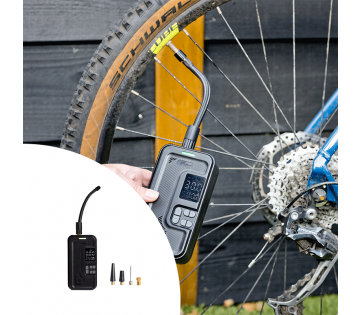 QLT Luchtcompressor met Opbergvak terwijl deze een fietsband op aan het pompen is. QLT Luchtcompressor met Opbergvak terwijl deze een fietsband op aan het pompen is.