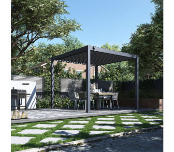 De Orion Premium Terrasoverkapping met Lamellen in de kleur Antraciet en in het formaat 3x3 meter is over een terras geplaatst. De Orion Premium Terrasoverkapping met Lamellen in de kleur Antraciet en in het formaat 3x3 meter is over een terras geplaatst.