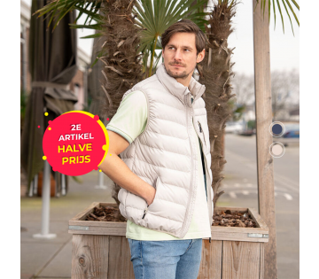 Een man draagt de Mario Russo bodywarmer in de kleur beige, de bodywarmer is verkrijgbaar in crème en marineblauw. 