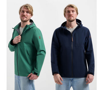 Model draagt Travelin' Regenjas in donkergroen en marineblauw