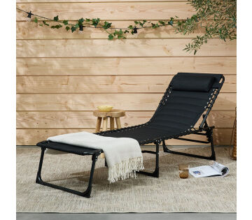 Het 909 Outdoor Ligbed met Padding staat in de tuin. Het 909 Outdoor Ligbed met Padding staat in de tuin.