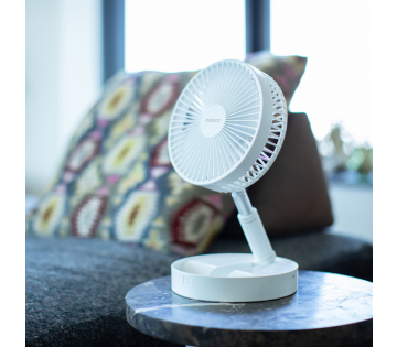 De ventilator staat op een bijzettafeltje. De ventilator staat op een bijzettafeltje.