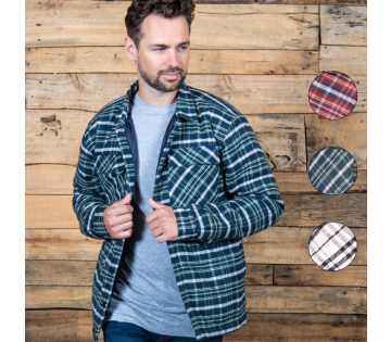 model die de Cappuccino Gevoerd Houthakkers Shirt Woodsman draagt in marineblauw met de kleuren opties
