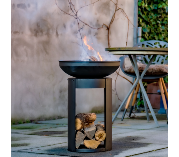 De RedFire Vuurhaard met Houtopslag Arizona staat in de tuin. De RedFire Vuurhaard met Houtopslag Arizona staat in de tuin.