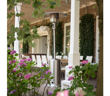 De Sunred Staande Terrasverwarmer op Gas Sargas 14000 Watt staat op terras. De Sunred Staande Terrasverwarmer op Gas Sargas 14000 Watt staat op terras.