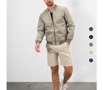 Het model draagt de Cappuccino Bomber Jacket Tropea.