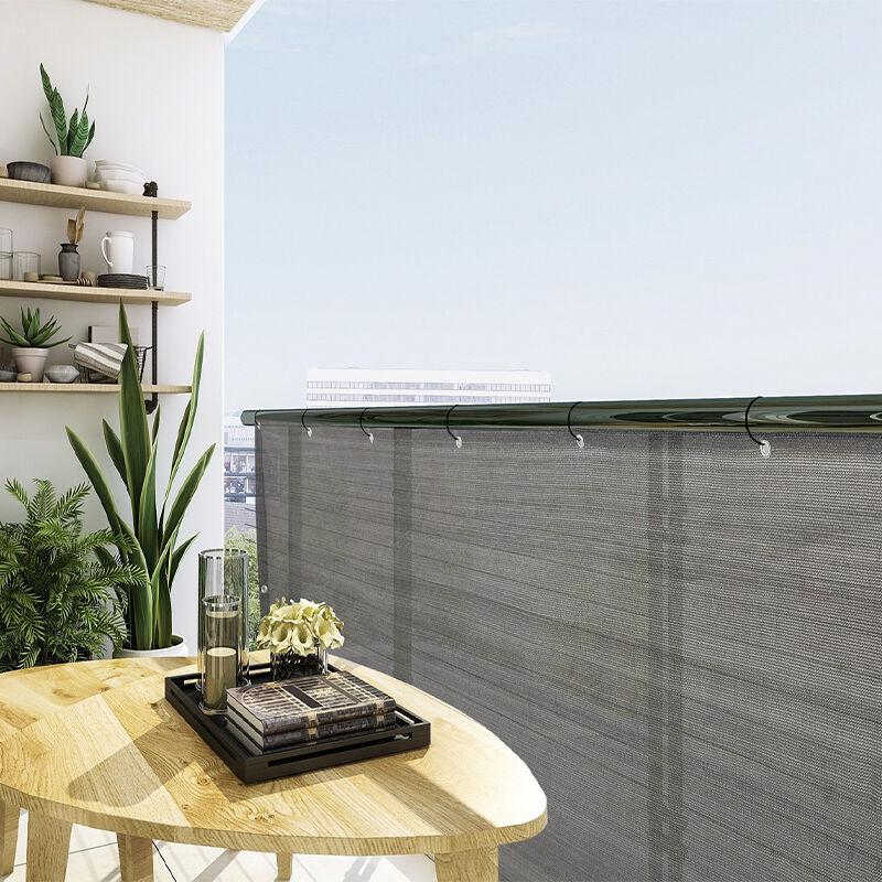 Het 909 Outdoor Balkonscherm is bevestigd aan een balustrade. Het 909 Outdoor Balkonscherm is bevestigd aan een balustrade.