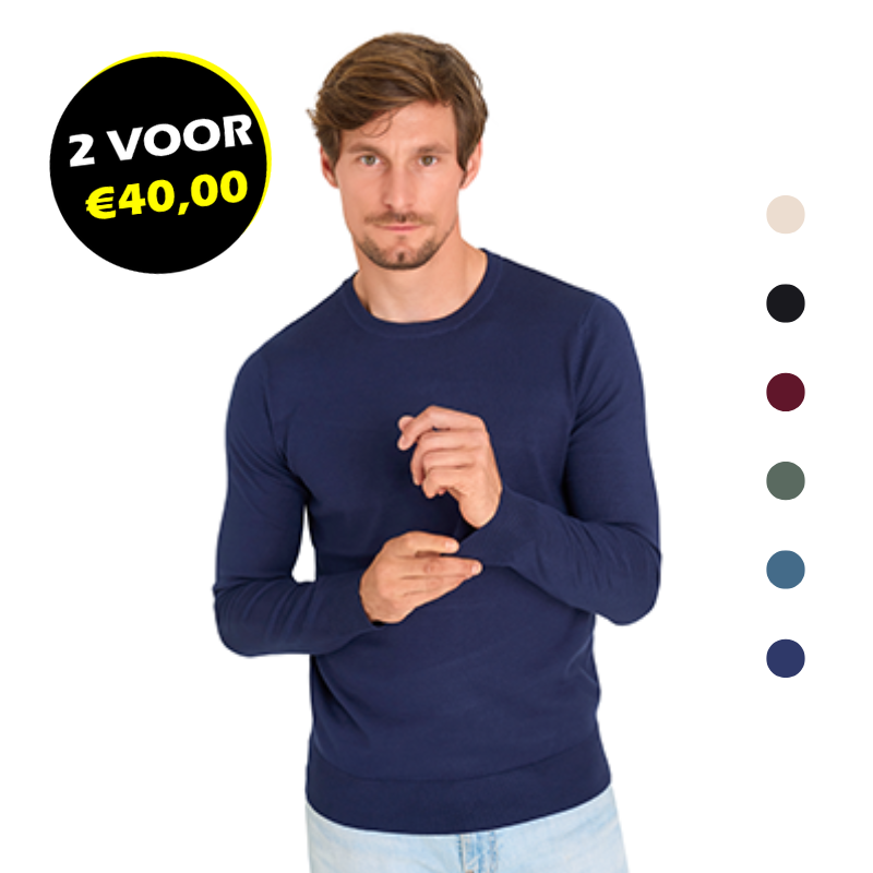 Het model draagt de Mario Russo Pullover Ronde Hals in de kleur marineblauw  met alle kleuren opties