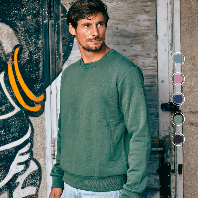 Het model draagt de Mario Russo Sweater Ronde Nek in groen met alle kleuren opties