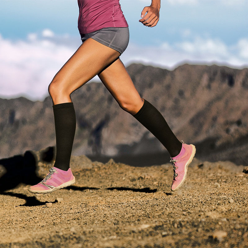 Een vrouw is aan het hardlopen met de zwarte Compressiesokken Duopack. Een vrouw is aan het hardlopen met de zwarte Compressiesokken Duopack.