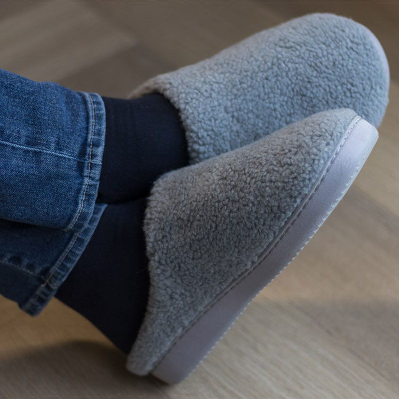 De Teddy Wollen Heren Sloffen zijn heerlijk zacht voor ultiem comfort. De Teddy Wollen Heren Sloffen zijn heerlijk zacht voor ultiem comfort.