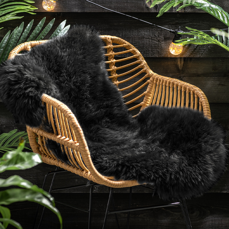 De Lifa Living XL Schapenvacht in zwart geeft sfeer aan je interieur!