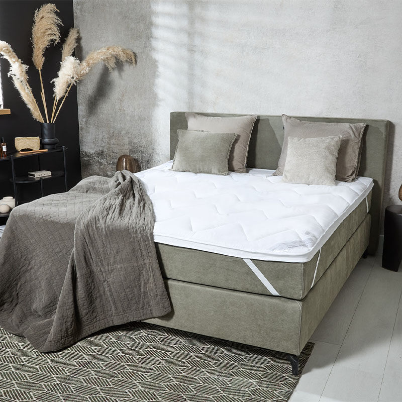 Het SleepMed Premium 3D Air Hotel Topdekmatras ligt op het bed. Het SleepMed Premium 3D Air Hotel Topdekmatras ligt op het bed.