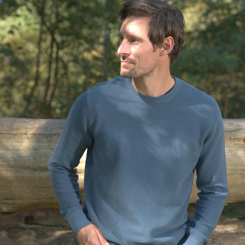 Model draagt de Mario Russo Waffle Pullover in de kleur petrol Model draagt de Mario Russo Waffle Pullover in de kleur petrol