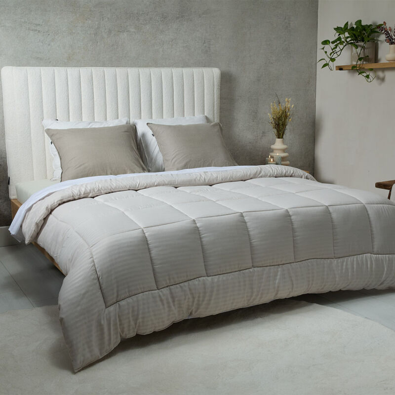 Het SleepMed Dallas Easy Dekbed in de kleur crème ligt op een bed. Het SleepMed Dallas Easy Dekbed in de kleur crème ligt op een bed.