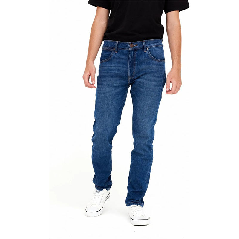 Een man draagt  de Wrangler Larston Desire.