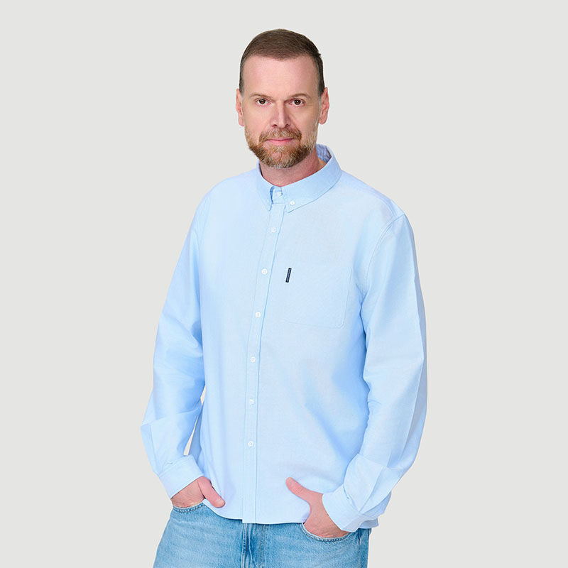 Voorzijde model met American Flannel Oxford Overhemd in lichtblauw Voorzijde model met American Flannel Oxford Overhemd in lichtblauw