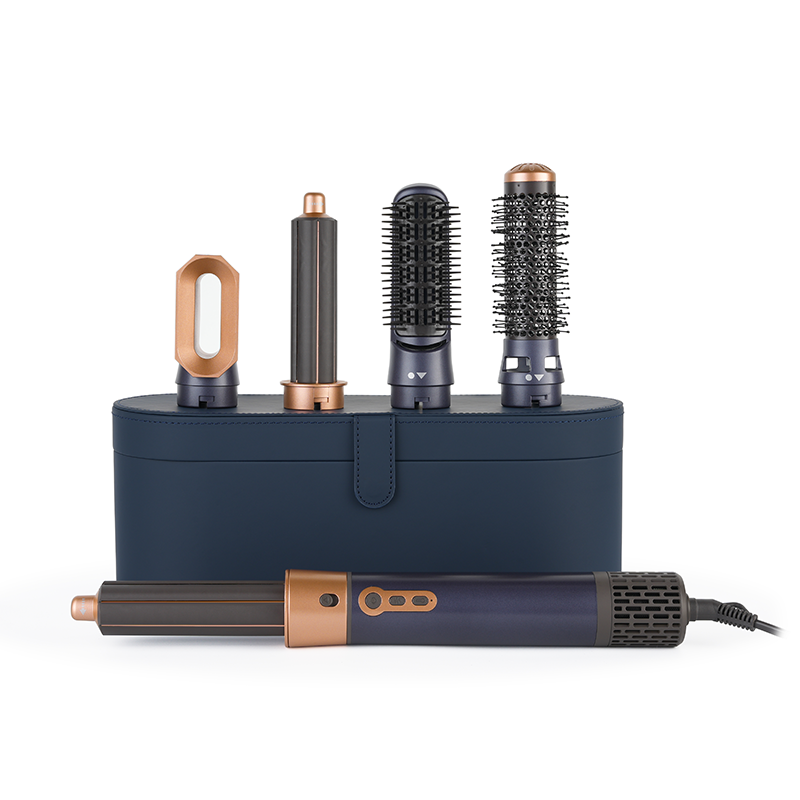 Hyundai Multi Styler met opzetstukken netjes geplaatst op de luxe travelcase Hyundai Multi Styler met opzetstukken netjes geplaatst op de luxe travelcase